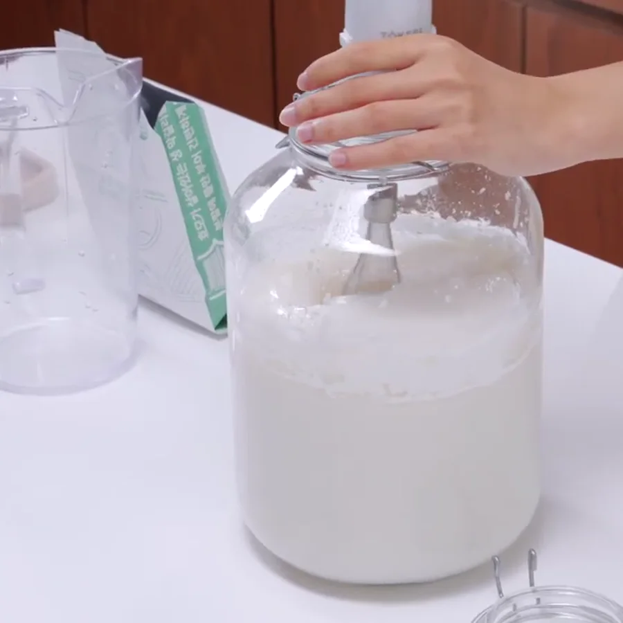 Makgeolli được khuấy trong video hướng dẫn làm SULKIT