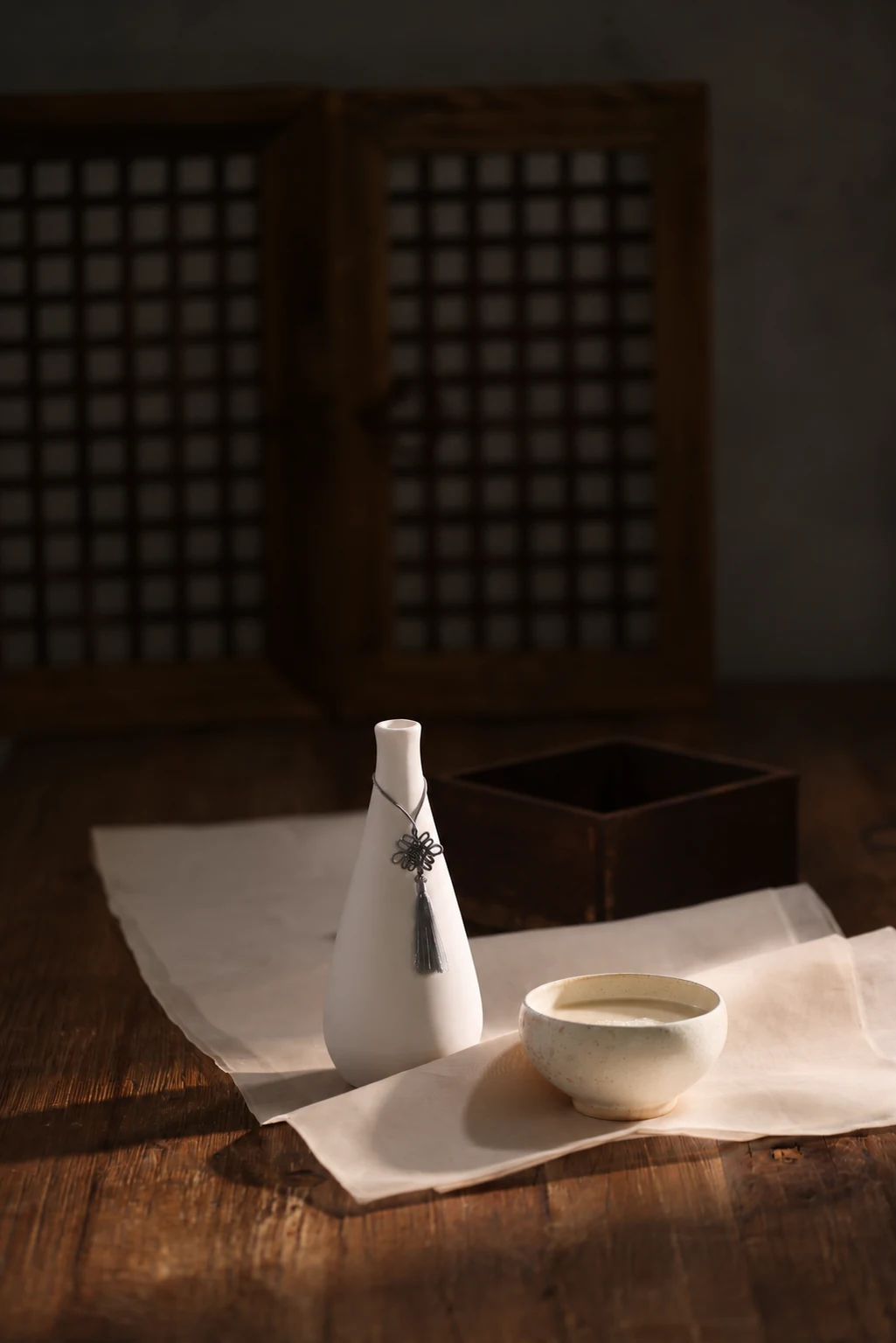 Bình gốm và bát Makgeolli trong không gian truyền thống Hàn Quốc